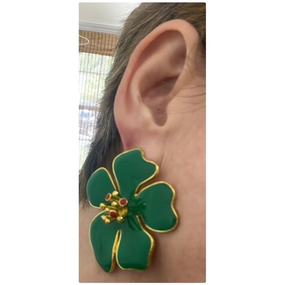đź’•Beautiful Green Enamel Hibiscus Fashion Earrings Gold Toneđź’• - Picture 8 of 8